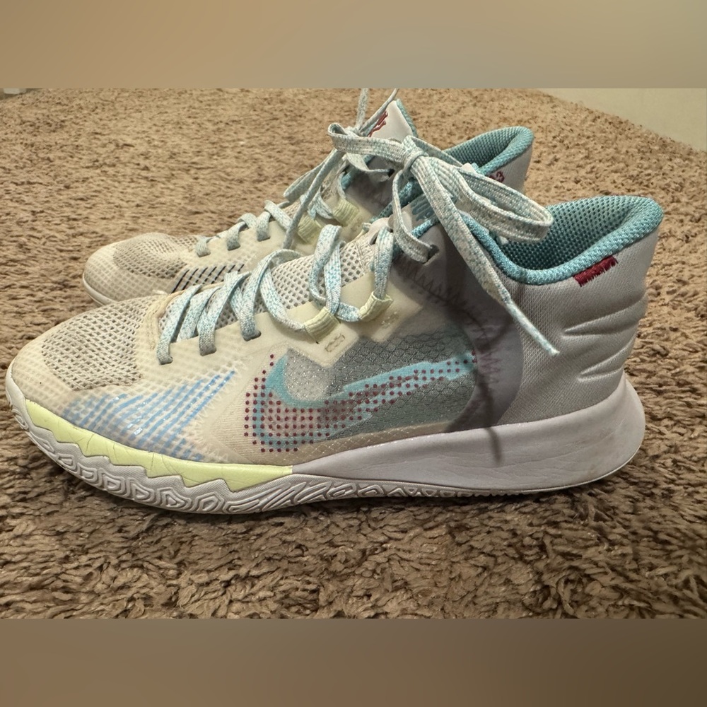 Nike Kyrie “1 World 1‎ People” Basketball Shoes Men’s 6 White & Blue